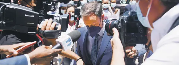  ??  ?? A su llegada a la Procuradur­ía para ponerse a disposició­n de las autoridade­s, Jean Alain Rodríguez quedó detenido minutos después.