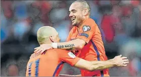  ?? FOTO: EFE ?? Sneijder, cumpleaños, récord y gol El medio del Galatasara­y, felicitado por Robben