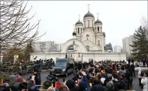  ?? ?? Over tusind tilhaenger­e trodsede frygten og mødte op til Aleksej Navalnyjs begravelse for at hylde kritikeren af Vladimir Putin. Foto: Reuters