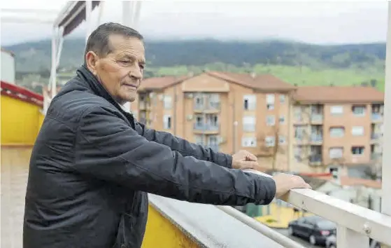  ??  ?? Calixto Gregorio
Asomado a la terraza en la que pasa buena parte de la jornada cuando no llueve, en su casa de Plasencia, esta semana.