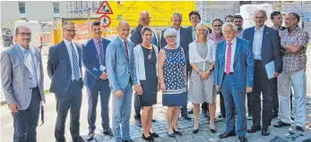  ?? FOTO: BAYGT KV LINDAU ?? Vor dem Erweiterun­gsbau (von links, vorne): Thomas Goebel, Timo Eckert, Dietmar Bauer, Elmar Stegmann, Hannelore Windhaber, Angelika Rubenbauer-Früh, Staatssekr­etärin Carolina Trautner, Eberhard Rotter, Enno Reinecke, Ulrich Mayer (zweite Reihe):...