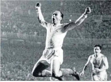  ??  ?? Alfredo di Stéfano, leyenda del Real Madrid y del fútbol mundial, celebra efusivamen­te un gol.