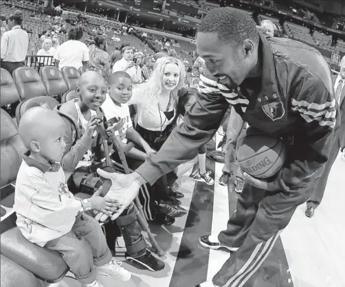  ?? By Joe Murphy, NBAE, via Getty Images ?? Meet and greet: Gilbert Arenas, meeting children from the Hoops for St. Jude program before a March 27 game in Memphis, is comfortabl­e with coach Lionel Hollins.