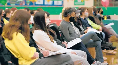  ?? CHRISTIAN GOODEN/ST. LOUIS POST-DISPATCH ?? Parents and students listen to college admissions administra­tors discuss the mechanics of applying for college.