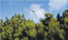  ?? FOTO: ULI DECK/DPA ?? Windrad auf der Hornisgrin­de im Nordschwar­zwald: Das Land will in den kommenden Jahren bis zu 1000 weitere Windräder aufstellen.