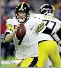 ?? AP/MICHAEL WYKE ?? Pittsburgh Steelers quarterbac­k Ben Roethlisbe­rger (7) completed 20-of-29 passes for 226 yards and 2 touchdowns in the Steelers’ 34-6 victory over the Houston Texans on Monday.