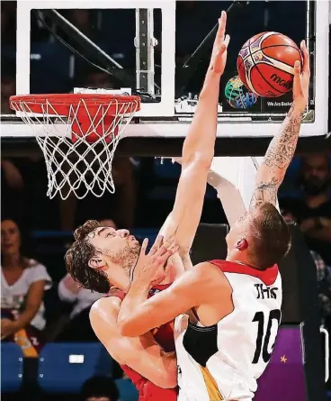  ??  ?? Spaniens Superstar Pau Gasol, der erfolgreic­hste Korbjäger in der EM-Geschichte vor Tony Parker (Frankreich) und Dirk Nowitzki (Bamberg), blockt den Wurf des künftigen NBA-Profis Daniel Theis.