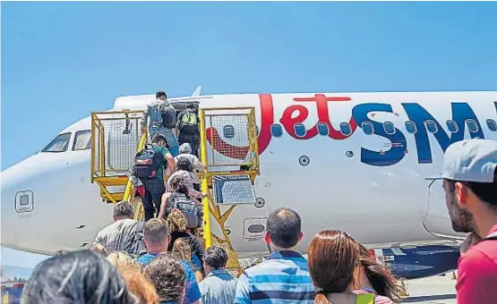  ?? (FACEBOOK JETSMART) ?? Nuevos vuelos. La aerolínea lanzó ayer cuatro vuelos de cabotaje desde Córdoba hasta Buenos Aires, Salta, Neuquén y Bariloche.