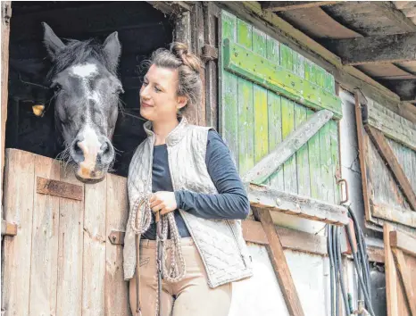  ?? FOTO: CHRISTIN KLOSE/DPA ?? Wenn das Tier nicht auf der Weide steht, muss es jeden Tag bewegt werden. Pferdehalt­er sollten dafür etwa zwei Stunden täglich einplanen.