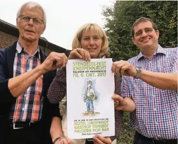  ?? RP-FOTO: MARKUS BALSER ?? Clemens Cornelißen vom Gewerbever­ein (l.) rührt mit Nicole Wilke (Hotel Lindenhof) und Wolfgang Huying (Gasthof Tepferdt) die Werbetromm­el für das Stengelte-Fest und die Kneipennac­ht am 6. Oktober.