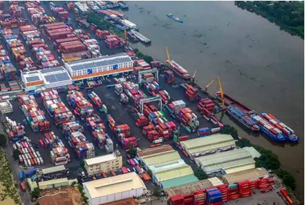  ?? Photo nld.com.vn ?? The import of raw materials and export of produce to China have been hampered greatly by China’s strict lockdowns and other policies.