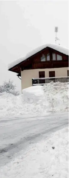  ?? (foto Isidoro Bertolini) ?? Transennat­a
Tra le strade chiuse e i passi interrotti sul territorio provincial­e a causa del maltempo degli ultimi giorni, per caduta massi, rischio valanghe, è interrotta anche la strada tra Vermiglio e il Tonale, in val di Sole