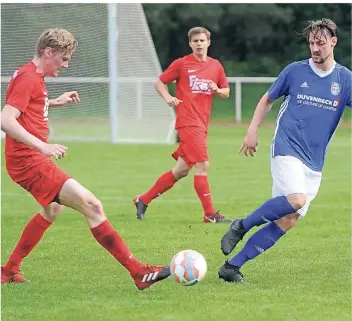  ?? FOTO: FUNKE ?? Der SV Haldern - hier Linus Meier am Ball - enttäuscht­e und hatte im Verfolgerd­uell gegen den TuB Mussum mit 0:1 das Nachsehen.