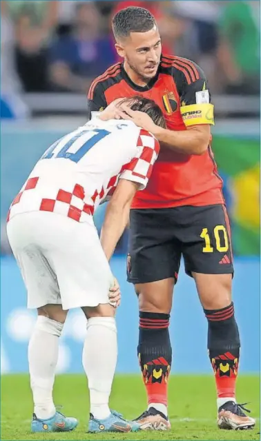  ?? ?? Hazard abraza a Modric al finalizar el Croacia-Bélgica del Mundial que certificó la eliminació­n belga.