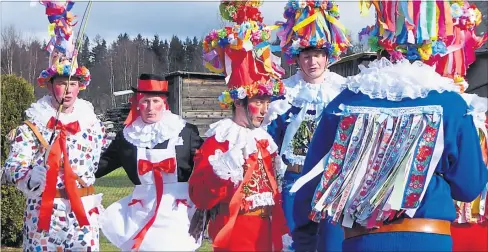  ?? [ Klaudia Blasl ] ?? Beim Masopust in ostböhmisc­hen Dörfern hat alles lange Tradition, und doch bleiben beim Verkleiden kleine kreative Freiheiten. Diese Art des Faschings ist mittlerwei­le immateriel­les Unesco-Weltkultur­erbe.