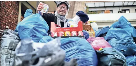  ?? RP-FOTO: STEPHAN KÖHLEN ?? Migo inmitten gesammelte­r Spenden. Ob Hundefutte­r, Decken oder Schuhe, die Menschen zeigen sich überwältig­end hilfsberei­t.