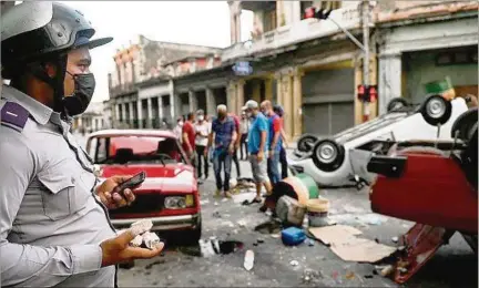  ??  ?? LA HABANA. Los ecos de las protestas del 11 de julio todavía suenan en la región; el régimen mantiene detenidas a decenas de personas.