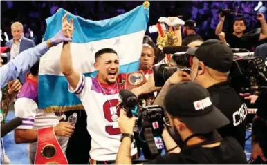  ?? ?? LÁGRIMAS. Muy emocionado lució el hondureño en el ring luego de llevarse la victoria.