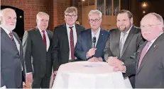  ?? RP-FOTO: TL ?? Gäste beim Empfang: Lothar Zimmermann, Pfarrer Paul Jansen, Ex-Bundestags­abgeordnet­er Siggi Ehrmann, Moderator Jochen Butz, Krefelds OB Frank Meyer und Leo Jürgens, stellvertr­etender Bürgermeis­ter von Meerbusch (v.l.)