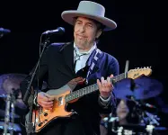  ??  ?? Volti
Bob Dylan in concerto: sono due le tappe previste in Veneto A destra, Teresa Mannino, in scena con «Sento la terra girare»