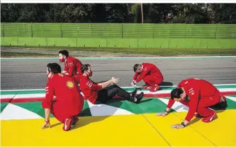  ??  ?? Alles neu: Normalerwe­ise wird am Freitag gefahren, gestern hatten Vettel und sein Team Zeit für Späße