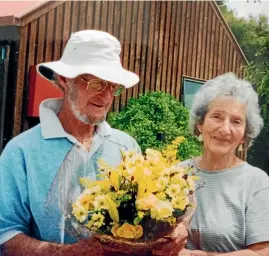  ?? ?? Jack and Hazel Walls, gardeners extraordin­aire, outside their Onekaka homestead. Hazel lived to 99 herself, and passed away only last year.