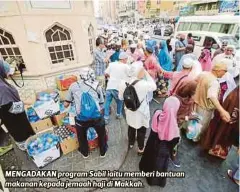  ??  ?? MENGADAKAN program Sabil iaitu memberi bantuan makanan kepada jemaah haji di Makkah.