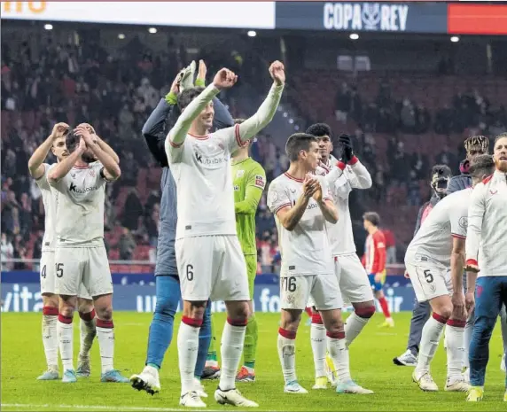  ?? ?? El Athletic se dirige en el Metropolit­ano hacia donde se ubica la afición visitante para agradecer su apoyo, en la victoria en la ida de esta semifinal.