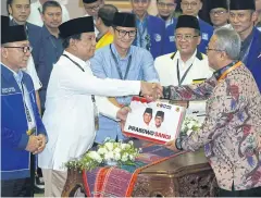  ?? BLOOMBERG ?? Prabowo Subianto, front row second left, and Sandiaga Uno, vice presidenti­al candidate, front row third left, submit their nomination to the General Election Commission.