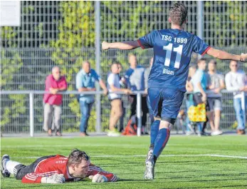  ?? FOTO: PETER SCHLIPF ?? Mittlerwei­le ein gewohntes Bild in der Aalener Weststadt: Während TSG-Spieler Maximilian Blum jubelnd abdreht, liegt der Gegner geschlagen am Boden.