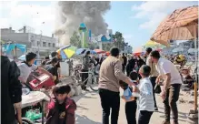  ?? AFP ?? PALESTINIA­NS react during an Israeli bombardmen­t on the Firas market area in Gaza City this week, amid the conflict between Israel and the Hamas. |