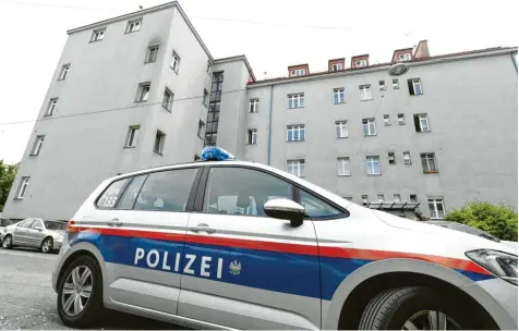  ?? Fotos: Hans Klaus Techt, Helmut Fohringer, APA, dpa ?? In diesem Wiener Haus wurden 2019 die Leichen von drei Frauen gefunden.