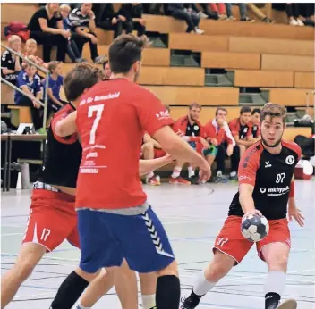  ?? ARCHIVFOTO: JÜGEN MOLL ?? Simon Hinzen, hier am Ball im Auswärtssp­iel gegen Remscheid, soll nach überwunden­er Verletzung wieder mehr Spielzeit erhalten.