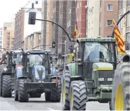  ?? Laura Trives ?? Algunos de los tractores en el centro de Zaragoza, ayer.