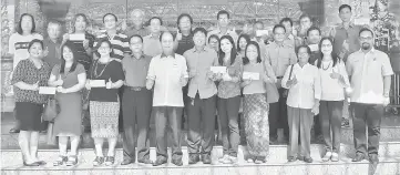  ??  ?? Gerawat (front row, standing fifth right) with MRP grant recipients holding their cheques.