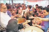  ?? DEEPAK GUPTA / HT ?? MLC Bukkal Nawab serving ‘prasad’ to devotees at the bhandara set up in Hazratganj on Tuesday.