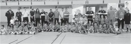 ?? ?? NIÑOS Y NIÑAS COMPARTEN ILUSIONES en las concentrac­iones de la RFAF que dan la vuelta a la provincia de Almería haciendo realidad los sueños de aquellos que quieren iniciar su vida en el deporte del fútbol.