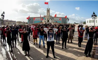  ??  ?? Des Tunisienne­s reproduise­nt devant le parlement une chorégraph­ie dénonçant les violences faites aux femmes, en décembre 2019.