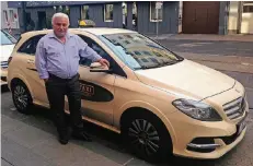  ?? RP-FOTO: NAOMI BADER ?? Ahmet Akcan ist seit 20 Jahren Taxifahrer. Seit zehn Jahren hat er ein Erdgas-Taxi und ist damit zufrieden.