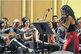  ?? (SERGIO CEJAS) ?? Guitarra bien acompañada. Feliu Gasull se presentó acompañado de la Orquesta Sinfónica de Córdoba.