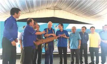  ??  ?? Najib (sixth right) receiving a memento from Penguang (third left). Also seen (from left) are Dennis, Gerawat, Abang Johari, Anyi, Masing, Dr Rundi, Dr Sim and Morshidi.