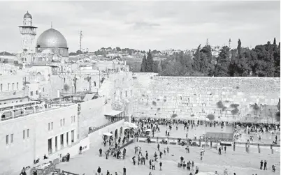  ?? — Gambar AFP ?? PEMANDANGA­N menunjukka­n suasana di sekitar Tembok Barat (kanan) dan Kubah Batu (kiri) di pekarangan kompleks Masjidil Aqsa di Kota Lama Baitulmaqd­is kelmarin.