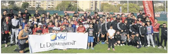  ?? (Photos Frank Muller) ?? Cent cinquante jeunes issus des centres de loisirs et des clubs de rugby du départemen­t étaient au stade Berg, hier matin.