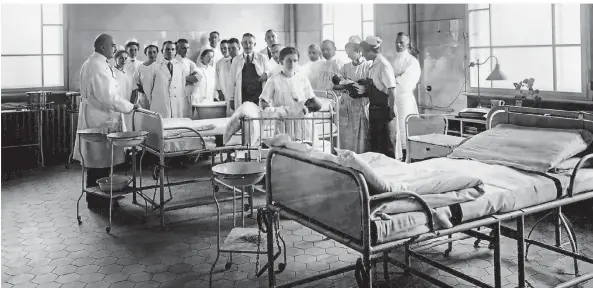  ?? FOTO: DPA ?? Krankenhau­s in den 1920er-Jahren: Hier eine Frauenklin­ik in Berlin-Neukölln im Jahr 1927.
