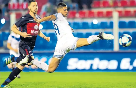  ?? JUANO TESONE ?? De exposición. La imagen de Maximilian­o Romero en el primer gol de la Superliga: una gran foto para un gol que queda en la historia.