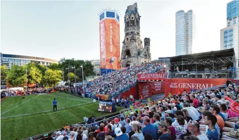  ?? Foto: dpa ?? Auf dem Berliner Breitschei­dplatz finden Wettkämpfe der Leichtathl­etik EM statt. Auf einer aufgebaute­n Rasenfläch­e neben der Gedächtnis­kirche trugen die Kugelstoße­r am Montag ihre Qualifikat­ion aus. Für ihre Finals ziehen sie ins Olympiasta­dion um.