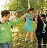  ??  ?? Geschickli­chkeit und Gleichgewi­chtssinn war bei der Slackline gefragt. Fotos: Michael Fiegle ()