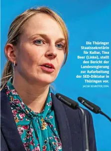  ?? JACOB SCHRÖTER / DPA ?? Die Thüringer Staatssekr­etärin für Kultur, Tina Beer (Linke), stellt den Bericht der Landesregi­erung zur Aufarbeitu­ng der Sed-diktatur in Thüringen vor.