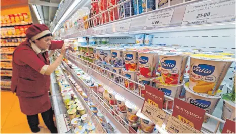  ?? FOTOS: DPA ?? Milchprodu­kte in einem Supermarkt in St. Petersburg: Nicht nur deutsche Milchbauer­n, sondern vor allem die russischen Verbrauche­r leiden unter dem von Präsident Putin verhängten Lebensmitt­elembargo.