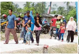  ??  ?? PENDUDUK kampung hadir bagi memeriahka­n festival.